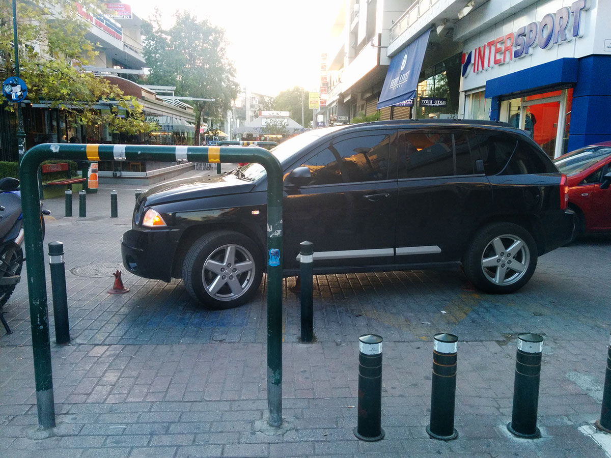 Ο προχίστορας εδώ έχει κλέισει την διάβαση, έχει πατήσει τα σαμαράκια και έχει μπλοκάρει και τον δρόμο. Θα μπορούσα να βάλω χιλιάδες τέτοιες φωτογραφίες. ΝΤΡΟΠΗ και μόνο ΝΤΡΟΠΗ