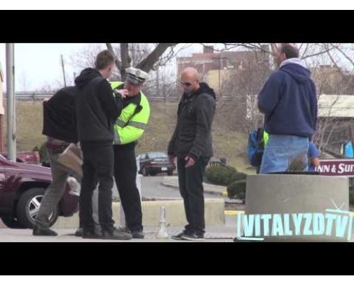 Bong μπροστά σε Μπάτσους