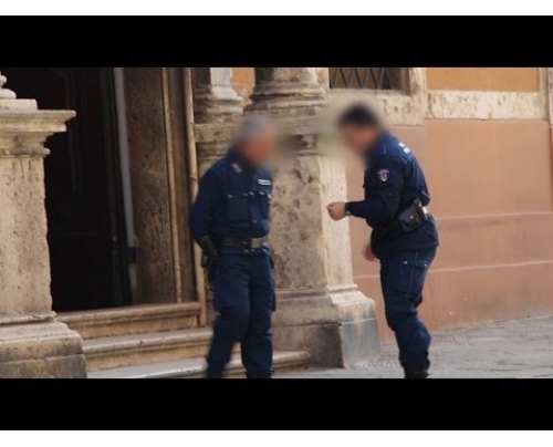 Μοιράζοντας Cocaine στον δρόμο